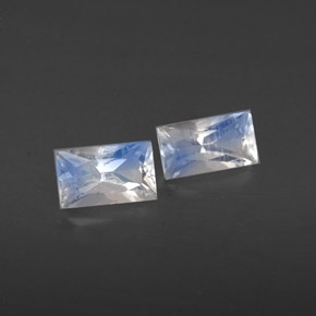 カラットの天然ブルー＆ホワイトレインボームーンストーン（5.2×2.8 mm・バゲット）