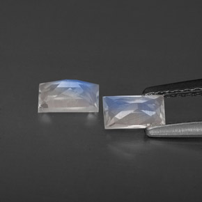 カラットの天然ブルー＆ホワイトレインボームーンストーン（5.2×2.8 mm・バゲット）