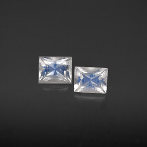 カラットの天然ブルー＆ホワイトレインボームーンストーン（5×4.1 mm・バゲット）