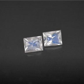 カラットの天然ブルー＆ホワイトレインボームーンストーン（5×4.1 mm・バゲット）