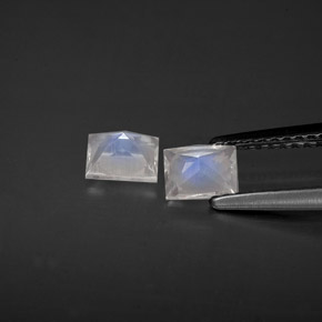 カラットの天然ブルー＆ホワイトレインボームーンストーン（5×4.1 mm・バゲット）