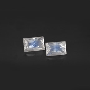 カラットの天然ブルー＆ホワイトレインボームーンストーン（6.2×4.1 mm・バゲット）