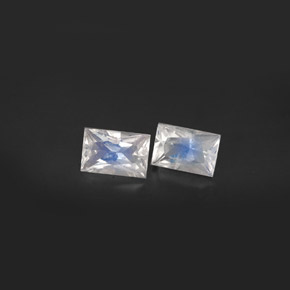 カラットの天然ブルー＆ホワイトレインボームーンストーン（6.2×4.1 mm・バゲット）