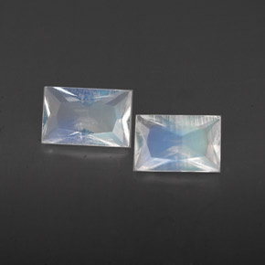カラットの天然ブルー＆ホワイトレインボームーンストーン（6.1×4 mm・バゲット）