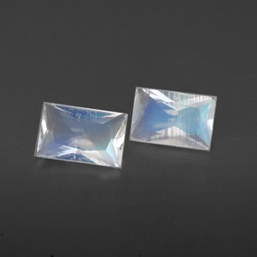 カラットの天然ブルー＆ホワイトレインボームーンストーン（6.1×4 mm・バゲット）