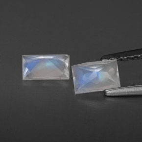 カラットの天然ブルー＆ホワイトレインボームーンストーン（6.1×4 mm・バゲット）