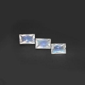 1.39カラットの天然青みがかった白レインボームーンストーン（6.2×4 mm・バゲット）