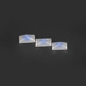 1.39カラットの天然青みがかった白レインボームーンストーン（6.2×4 mm・バゲット）