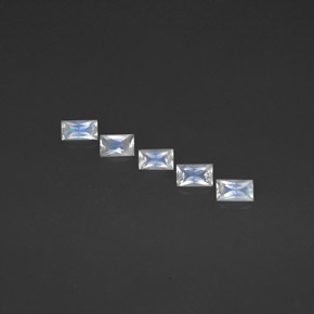 カラットの天然ブルー＆ホワイトレインボームーンストーン（5.2×3 mm・バゲット）