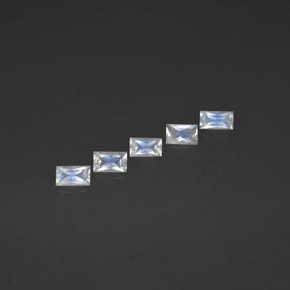 カラットの天然ブルー＆ホワイトレインボームーンストーン（5.2×3 mm・バゲット）