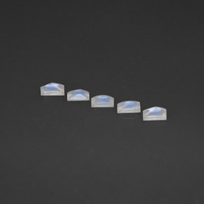 カラットの天然ブルー＆ホワイトレインボームーンストーン（5.2×3 mm・バゲット）