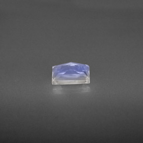 0.64カラットの天然ブルー＆ホワイトレインボームーンストーン（6.1×4.1 mm・バゲット）