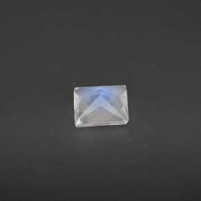 0.49カラットの天然ブルー＆ホワイトレインボームーンストーン（5.1×5.1 mm・四角）