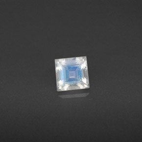 0.31カラットの天然ブルー＆ホワイトレインボームーンストーン（4×4 mm・四角）