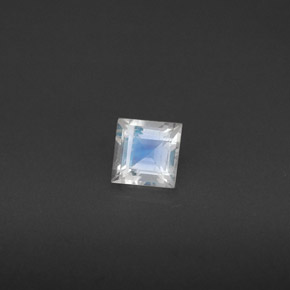 0.31カラットの天然ブルー＆ホワイトレインボームーンストーン（4×4 mm・四角）