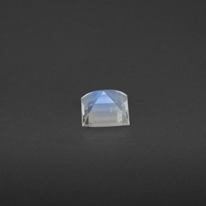 0.31カラットの天然ブルー＆ホワイトレインボームーンストーン（4×4 mm・四角）