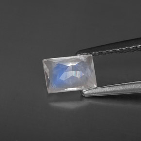 0.64カラットの天然ブルー＆ホワイトレインボームーンストーン（6×4.3 mm・バゲット）