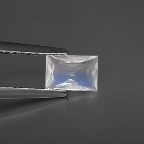 0.40カラットの天然ブルー＆ホワイトレインボームーンストーン（6.1×4.1 mm・バゲット）