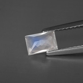 0.40カラットの天然ブルー＆ホワイトレインボームーンストーン（6.1×4.1 mm・バゲット）