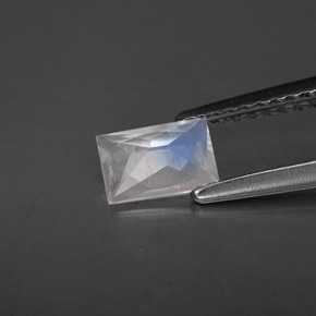 0.44カラットの天然ブルー＆ホワイトレインボームーンストーン（6.1×4.1 mm・バゲット）