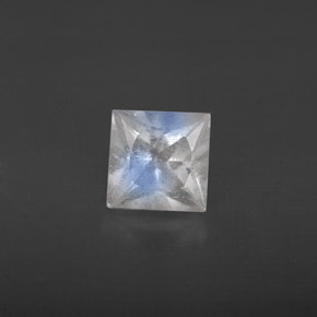 0.61カラットの天然ブルー＆ホワイトレインボームーンストーン（5.1×5.1 mm・四角）