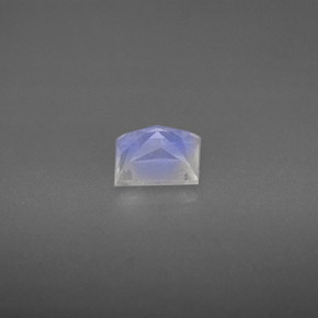 0.83カラットの天然ブルー＆ホワイトレインボームーンストーン（6×5.1 mm・バゲット）