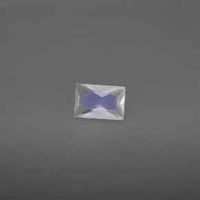 0.51カラットの天然ブルー＆ホワイトレインボームーンストーン（5.9×4 mm・バゲット）