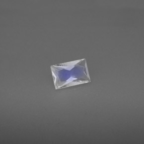 0.51カラットの天然ブルー＆ホワイトレインボームーンストーン（5.9×4 mm・バゲット）