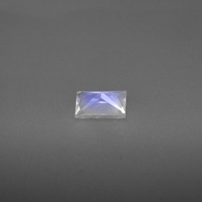 0.51カラットの天然ブルー＆ホワイトレインボームーンストーン（5.9×4 mm・バゲット）