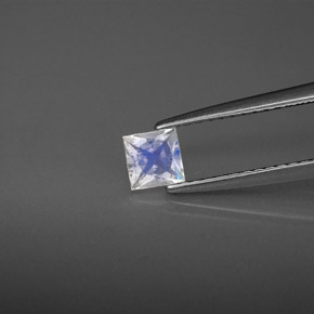 0.30カラットの天然ブルー＆ホワイトレインボームーンストーン（4.1×4.1 mm・四角）