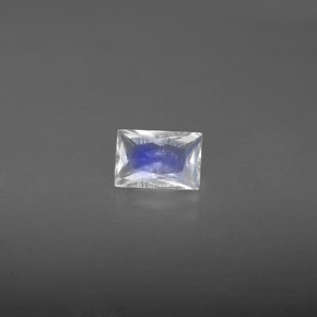 0.51カラットの天然ブルー＆ホワイトレインボームーンストーン（6.1×4.1 mm・バゲット）