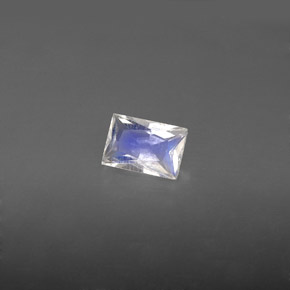0.51カラットの天然ブルー＆ホワイトレインボームーンストーン（6.1×4.1 mm・バゲット）