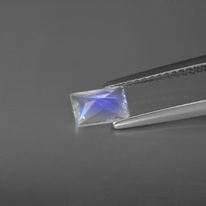 0.51カラットの天然ブルー＆ホワイトレインボームーンストーン（6.1×4.1 mm・バゲット）