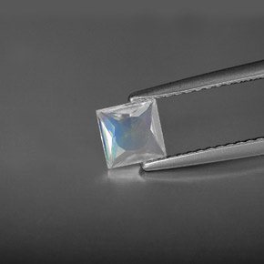 0.53カラットの天然ブルーホワイトレインボームーンストーン、四角形、VS