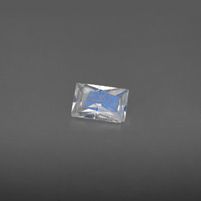 0.43カラットの天然ブルー＆ホワイトレインボームーンストーン（6.2×4 mm・バゲット）