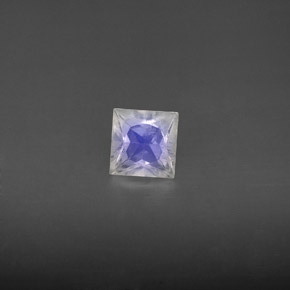 0.59カラットの天然ブルー＆ホワイトレインボームーンストーン（5.2×5.1 mm・四角）