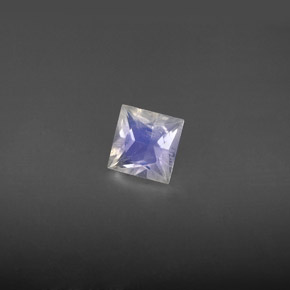 0.59カラットの天然ブルー＆ホワイトレインボームーンストーン（5.2×5.1 mm・四角）