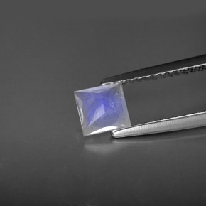 0.59カラットの天然ブルー＆ホワイトレインボームーンストーン（5.2×5.1 mm・四角）