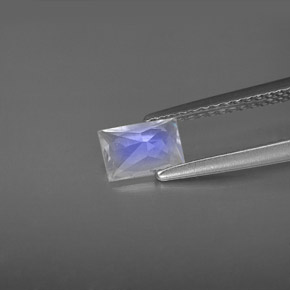 0.53カラットの天然ブルーホワイトレインボームーンストーン、バゲット、VS