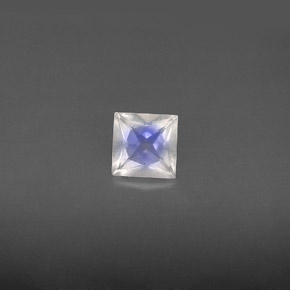 0.56カラットの天然ブルー＆ホワイトレインボームーンストーン（5×5 mm・四角）