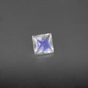 0.56カラットの天然ブルー＆ホワイトレインボームーンストーン（5×5 mm・四角）