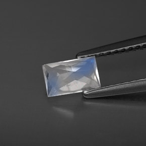 0.53カラットの天然ブルーホワイトレインボームーンストーン、バゲット、VS