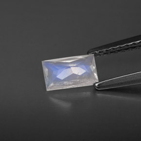 0.46カラットの天然ブルーホワイトレインボームーンストーン、バゲット、VS