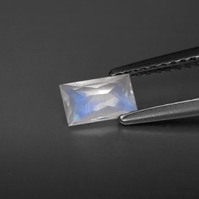 0.40カラットの天然ブルーホワイトレインボームーンストーン、バゲット、VS