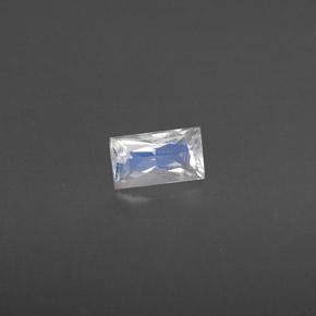 0.23カラットの天然ブルー＆ホワイトレインボームーンストーン（4.9×2.8 mm・バゲット）