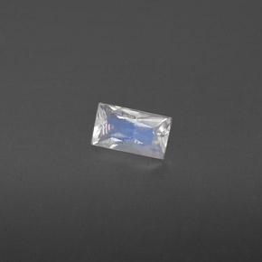 0.23カラットの天然ブルー＆ホワイトレインボームーンストーン（4.9×2.8 mm・バゲット）