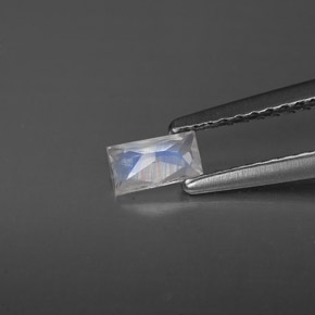 0.23カラットの天然ブルー＆ホワイトレインボームーンストーン（4.9×2.8 mm・バゲット）