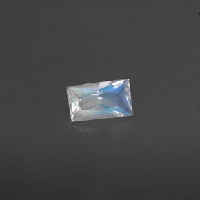 0.23カラットの天然ブルー＆ホワイトレインボームーンストーン（4.9×2.9 mm・バゲット）