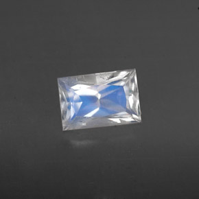 0.55カラットの天然ブルー＆ホワイトレインボームーンストーン（6.1×4.1 mm・バゲット）