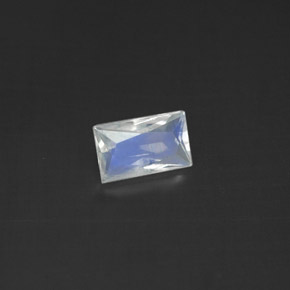 0.42カラットの天然ブルー＆ホワイトレインボームーンストーン（5.9×3.6 mm・バゲット）
